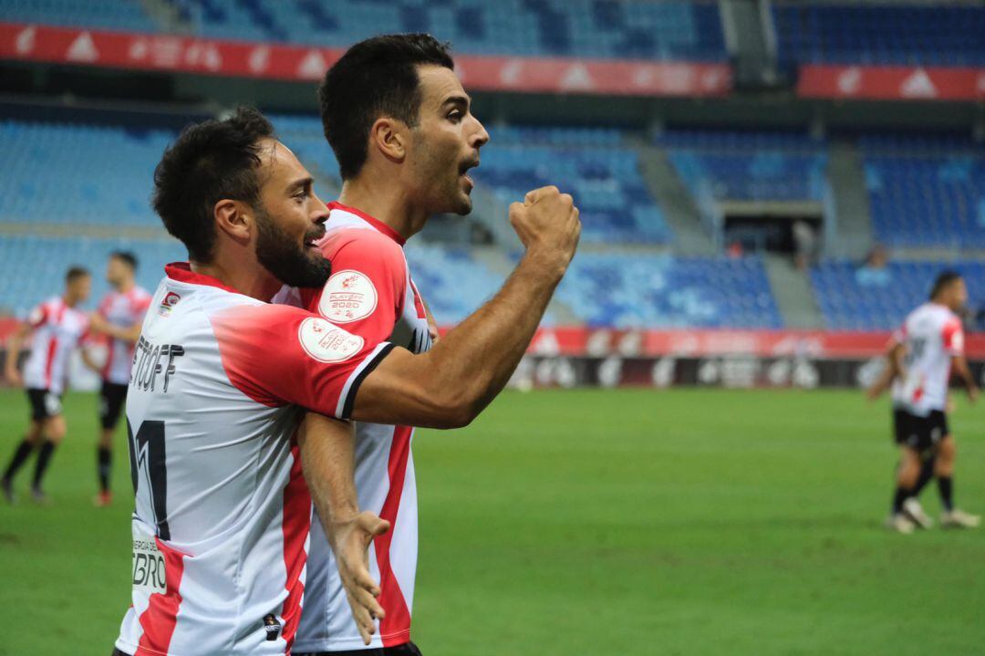 Andy Rodríguez y Damián Petcoff celebran el empate de penalti ante el Castellón.