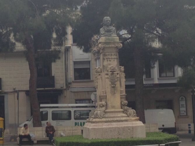 El monument a Bartrina, epicentre de la Plaça Catalunya de Reus