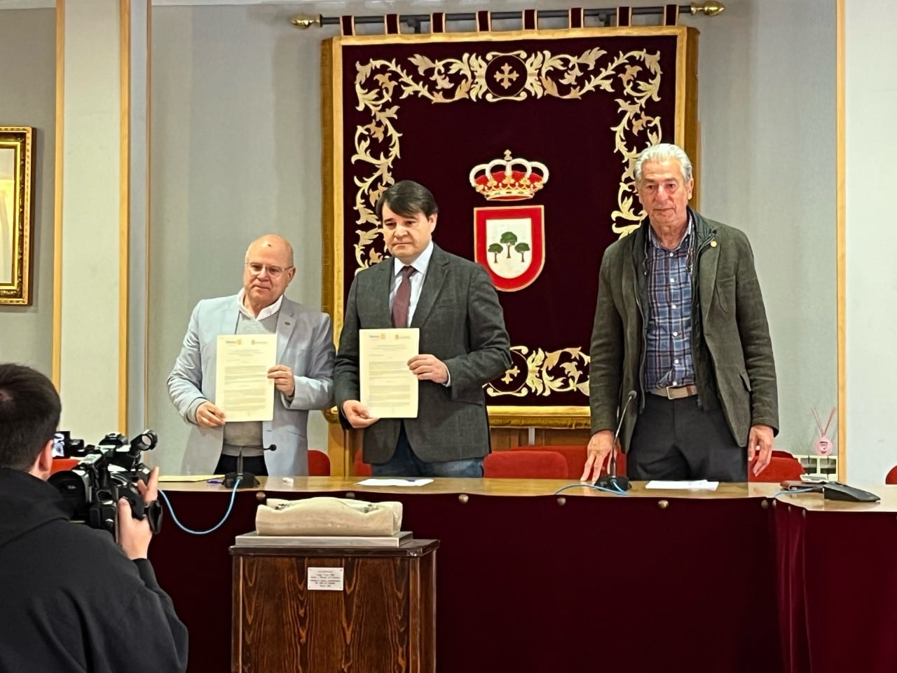 Firma del acuerdo entre el Ayuntamiento de El Hoyo de Pinares y el Rotary Club