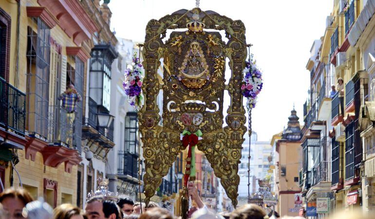 El Simpecado de la Hermandad del Rocío de Triana en uno de sus traslados