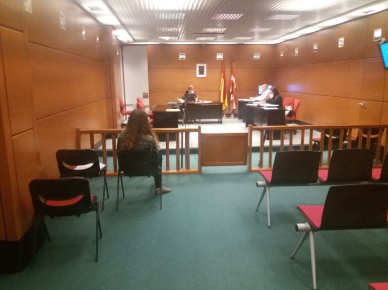 La profesora en la sala, antes de comenzar el juicio. La jueza ha permitido a Carme Parra no ser fotografiada por la prensa