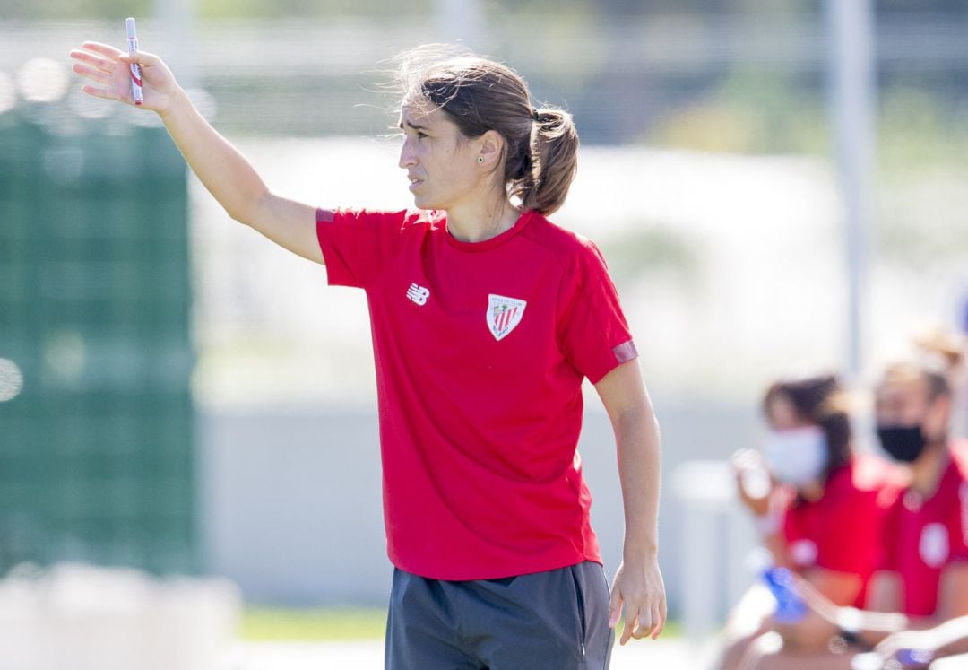 Iraia Iturregi, entrenadora del Athletic Club Femenino.