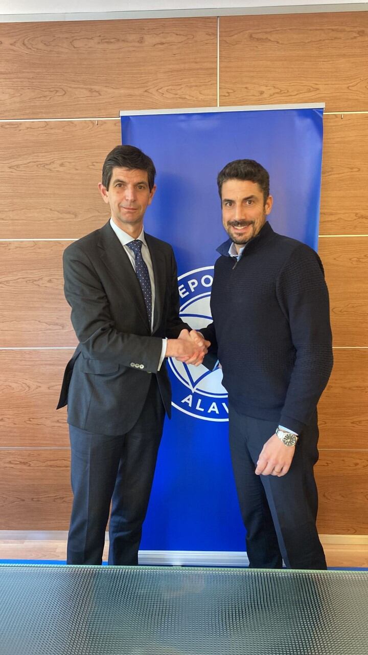 Julio Velázquez (dcha.), tras firmar su contrato con el presidente del Deportivo Alavés.