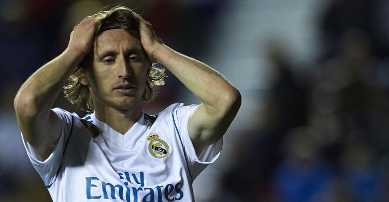 Luka Modric se lleva las manos a la cabeza durante un partido de la pasada temporada