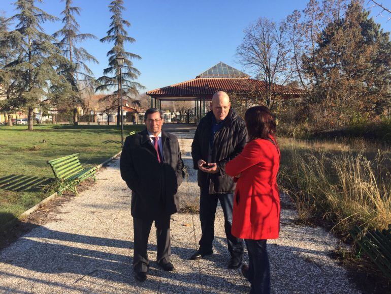 Visita del presidente de la Diputación, el alcalde de Armilla (Granada) y la diputada de Centos Sociales a los centros provinciales de la localidad