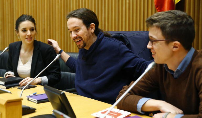 El líder de Podemos, Pablo Iglesias (c), acompañado por el portavoz en el Congreso, Íñigo Errejón (d), y la portavoz adjunta, Irene Montero (i) durante una rueda de prensa