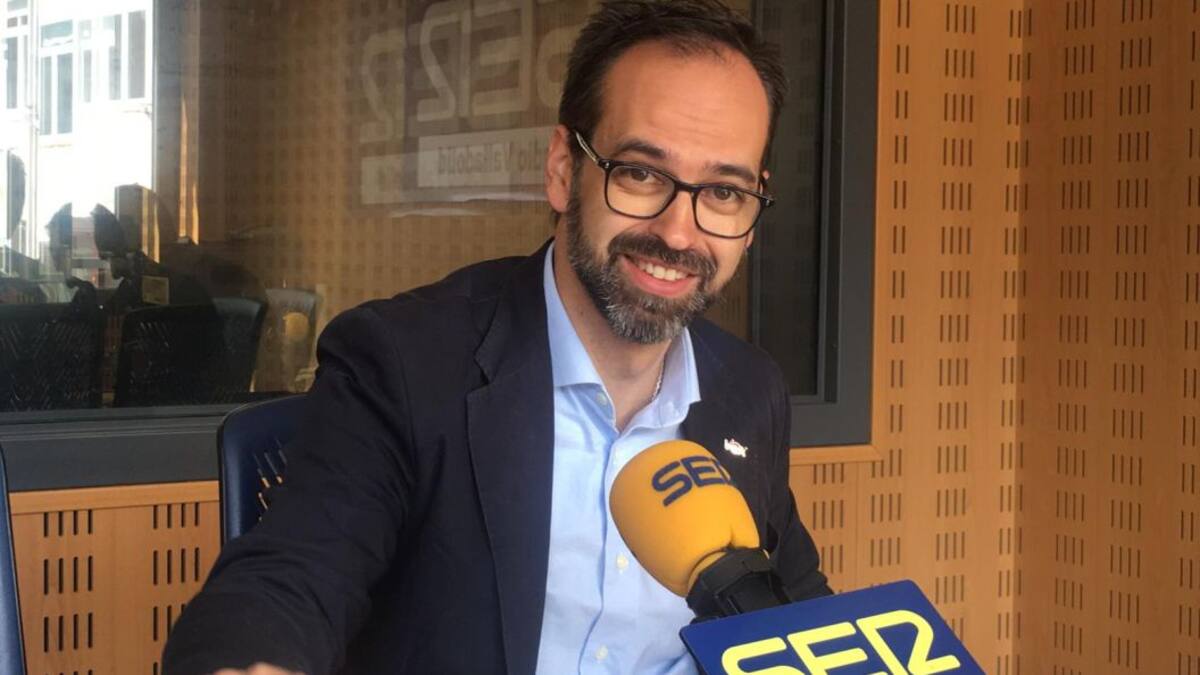 "No es contradictorio pretender eliminar las autonomías y querer presidir una de ellas"