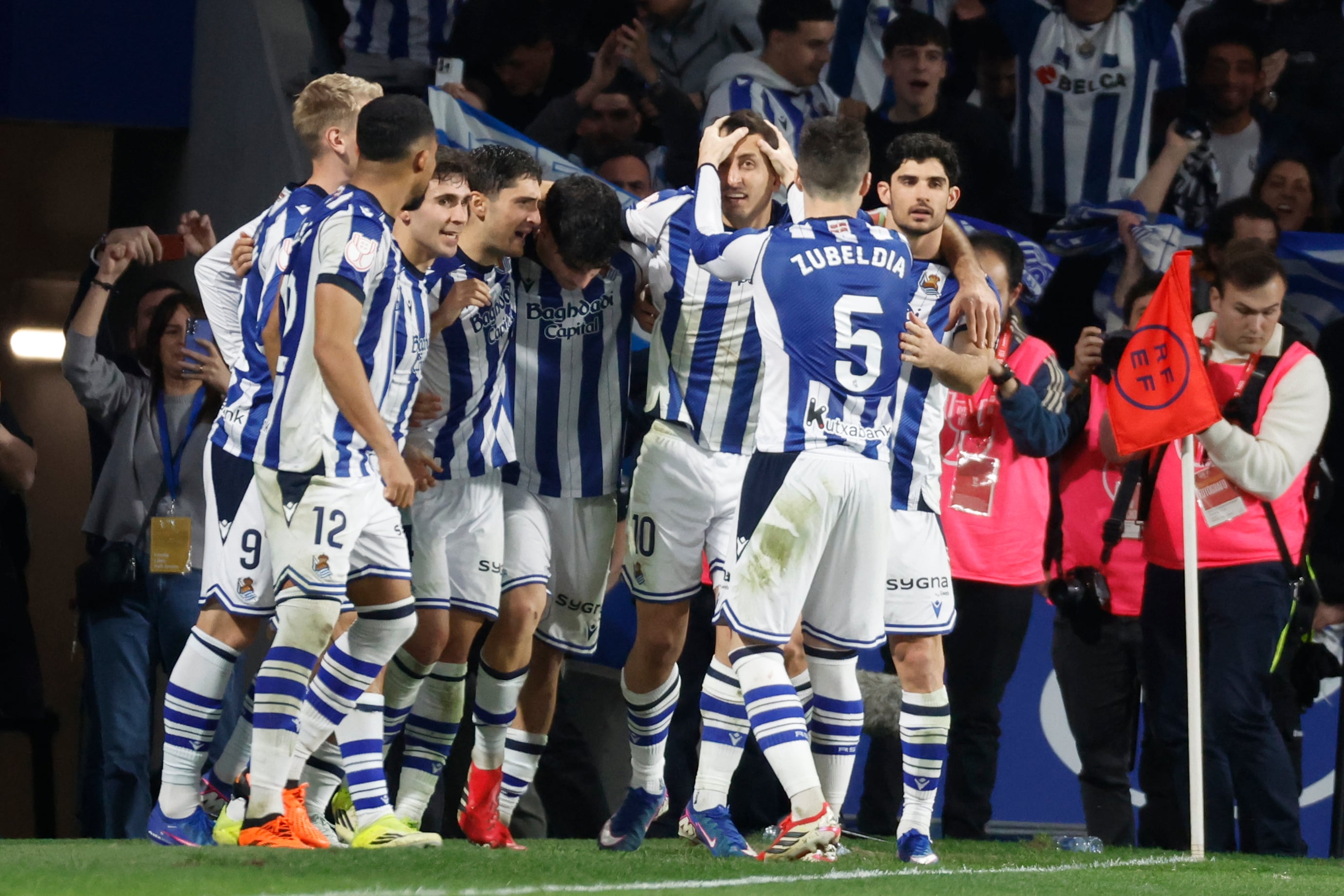 SAN SEBASTIÁN, 04/03/2026.- Los jugadores de la Real Sociedad celebran el primer gol de su equipo durante el encuentro correspondiente a la vuelta de las semifinales de la Copa del Rey que disputan este miércoles Real Sociedad y Athletic Club en el estadio de Anoeta, en San Sebastián. EFE / Javier Etxezarreta.