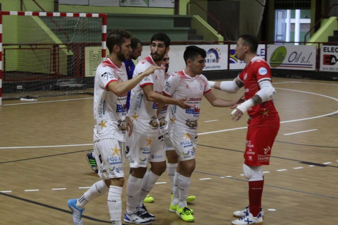 Jugadores del Noia celebran un gol esta temporada