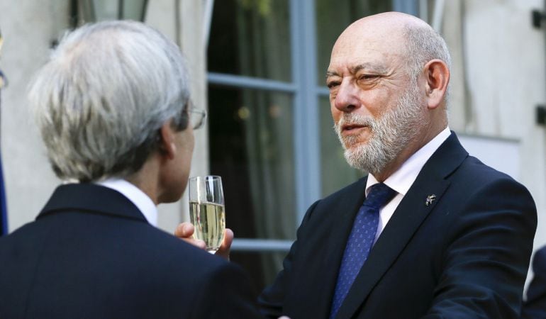 El embajador de Francia en España, Yves Saint-Geour, conversando con el Fiscal General del Estado, José Manuel Maza durante el acto de celebración del Dia Nacional de Francia.