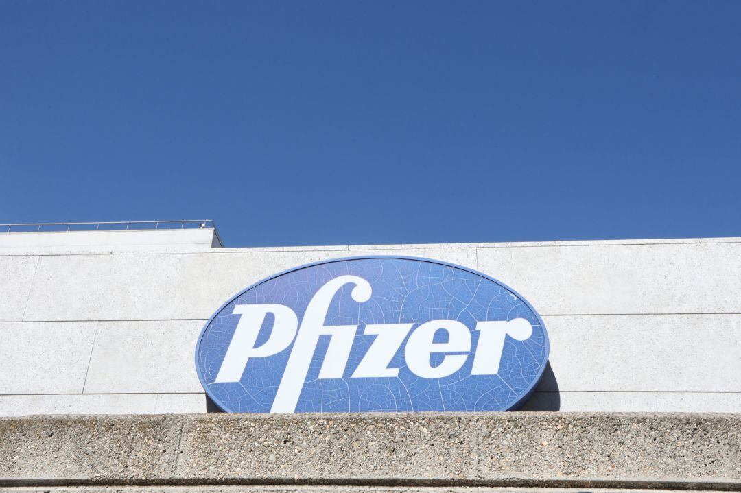 Logo de Pfizer en el edificio de los laboratorios de la marca en Madrid