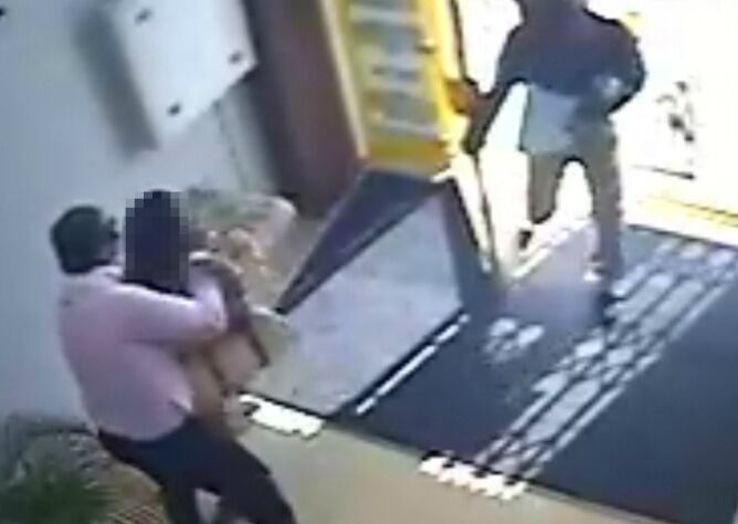 Imagen de la cámara de seguridad del establecimiento donde se aprecia al atracador