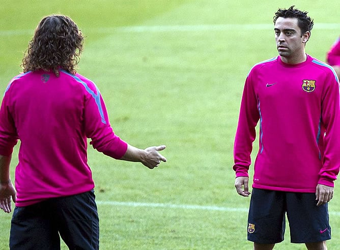 Puyol y Xavi conversan durante el entreno