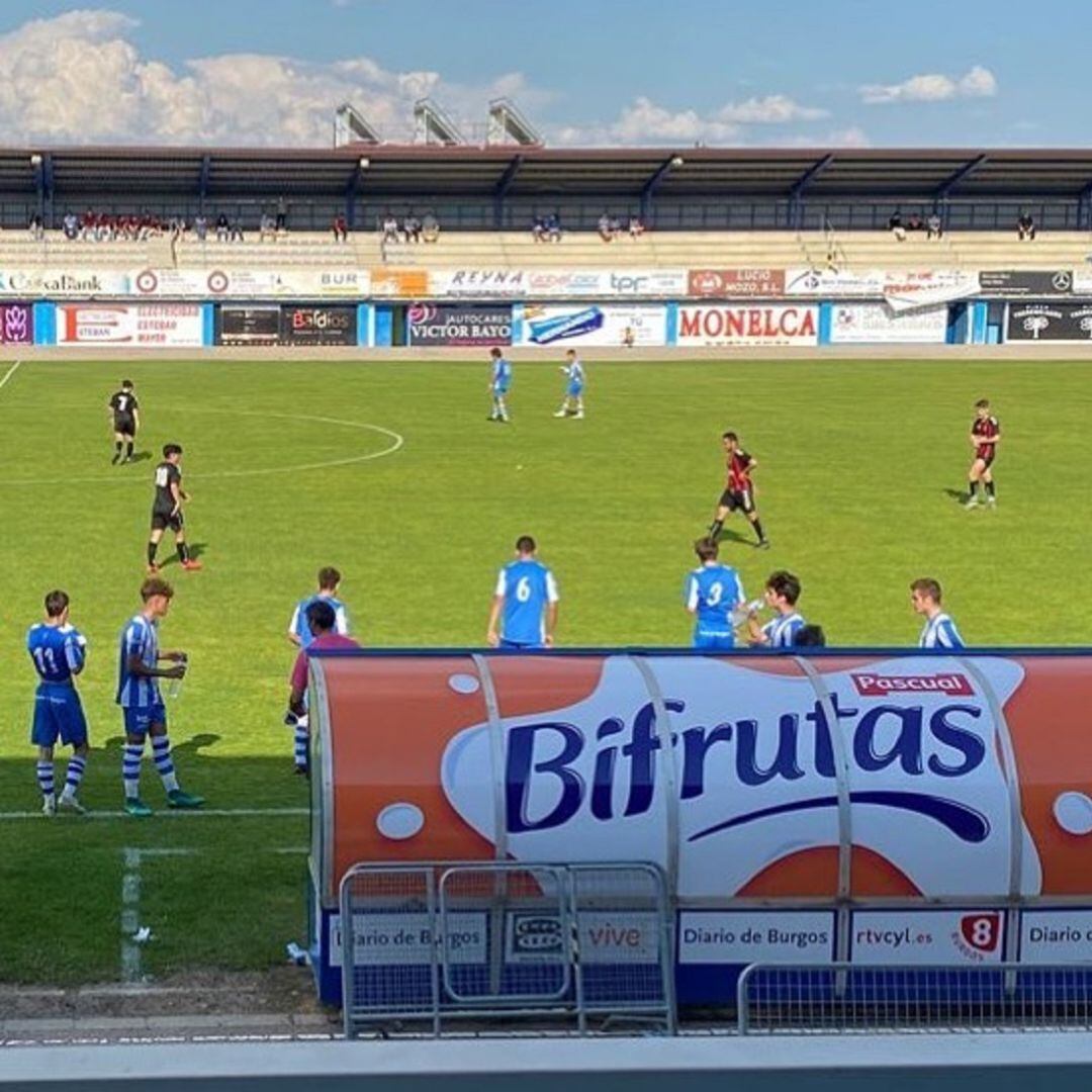 Uno de los instantes de juego del duelo entre la Arandina y el Laguna en El Montecillo