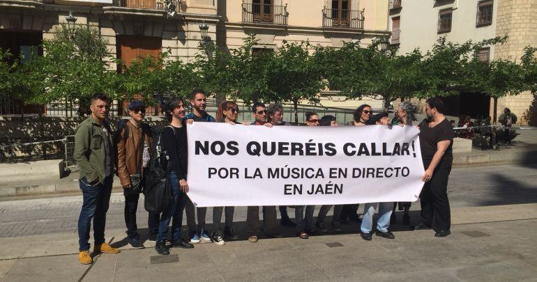 Los músicos posaban minutos antes de entrar al salón de plenos.