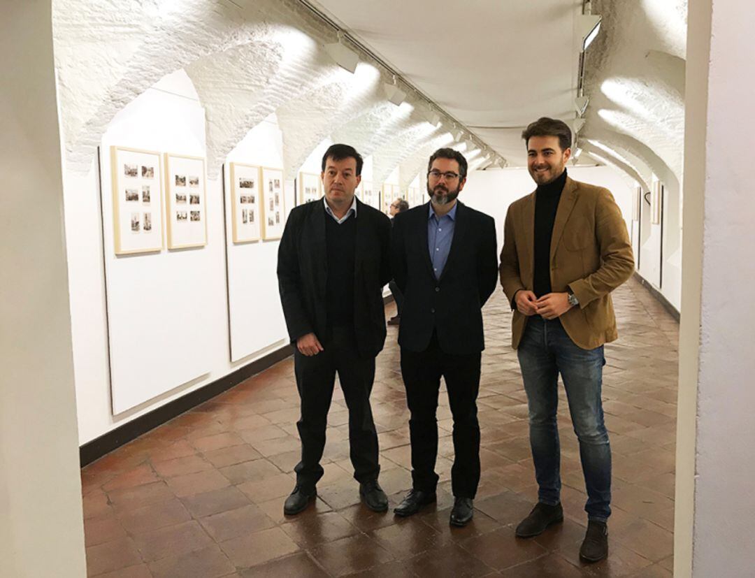 Antonio Gámiz, comisario de la exposición; Emilio Escoriza, director de la Casa de los Tiros; y Guillermo Quero, delegado de Cultura de la Junta de Andalucía, en la inauguración de la muestra