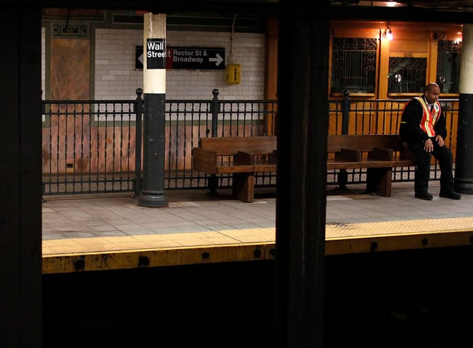 Un empleado del metro de Nueva York esperando uno de los últimos trenes antes de que cierre el suburbano neoyorquino.