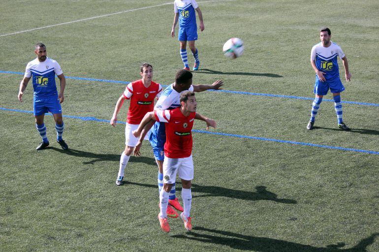 Manuel Gato pelea por el balón ante un jugador de Badalona