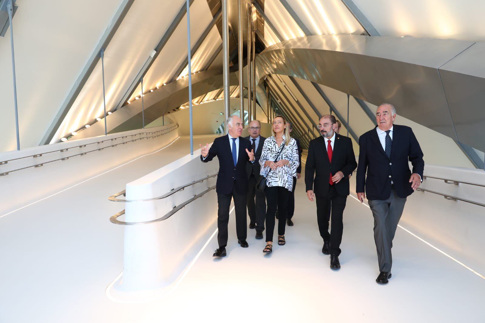 El presidente de Aragón,  Javier Lambán, ha hecho entrega del Pabellón Puente al presidente de la Fundación Ibercaja, Amado Franco,  para impulsar el proyecto  Mobility City, que será el primer museo tecnológico de la movilidad