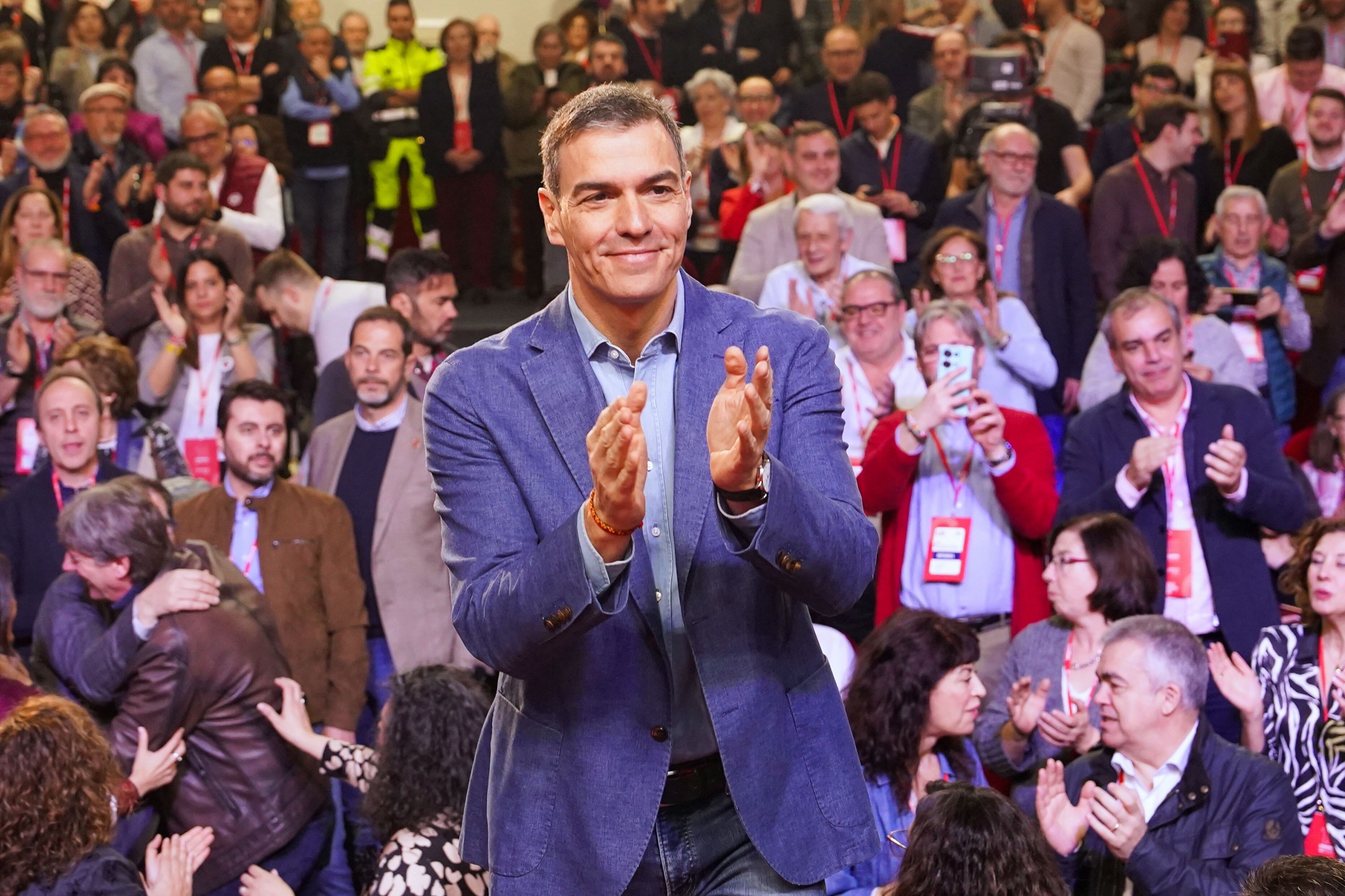 El presidente del Gobierno y secretario general del PSOE, Pedro Sánchez, interviene en el 15 Congreso Autonómico del PSOE de Castilla y León que se celebra en Palencia este sábado. EFE/Nacho Gallego