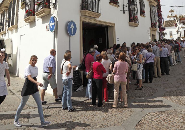 Cola en los Patios de Córdoba