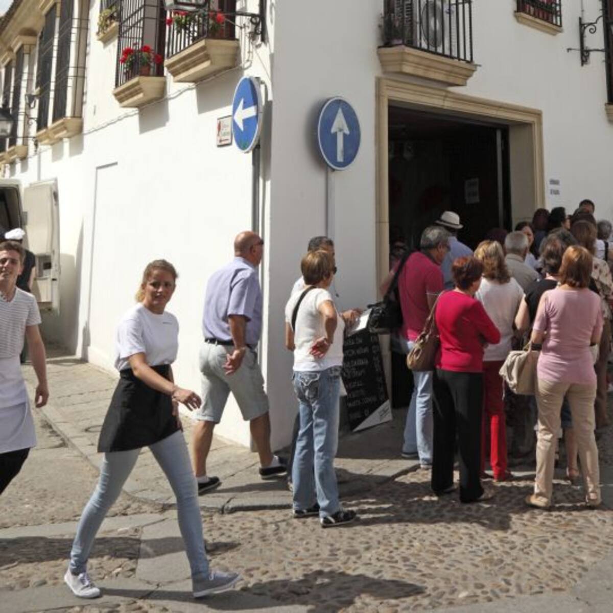 La protesta de los controladores obliga al aumento de su sueldo de 260 a 408 euros