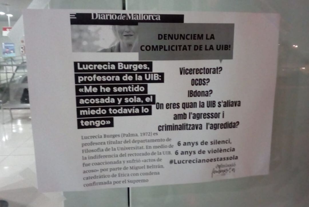 Carteles de apoyo a la profesora coaccionada en la UIB