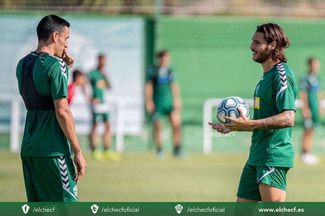 Juan Cruz a la derecha, en un entrenamiento del Elche, con Ramón Folch