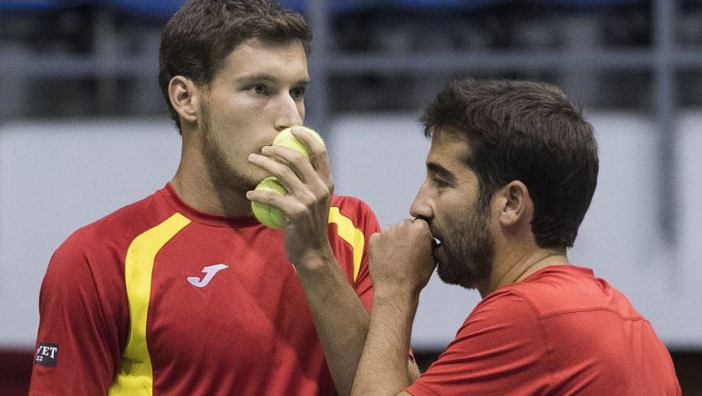 Pablo Carreño y Marc López conversan durante el encuentro de dobles