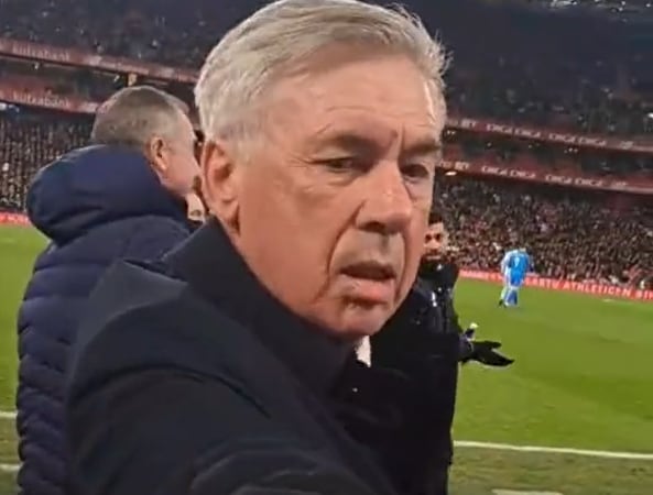 Ancelotti entrega dos chicles al aficionado.