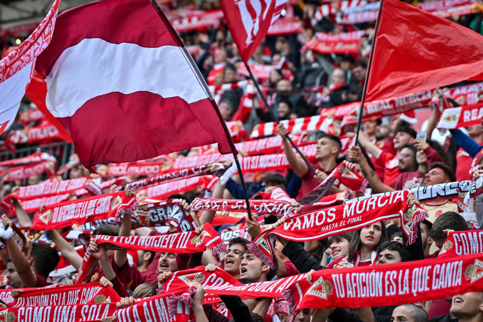 La afición del Real Murcia canta en las gradas del Enrique Roca