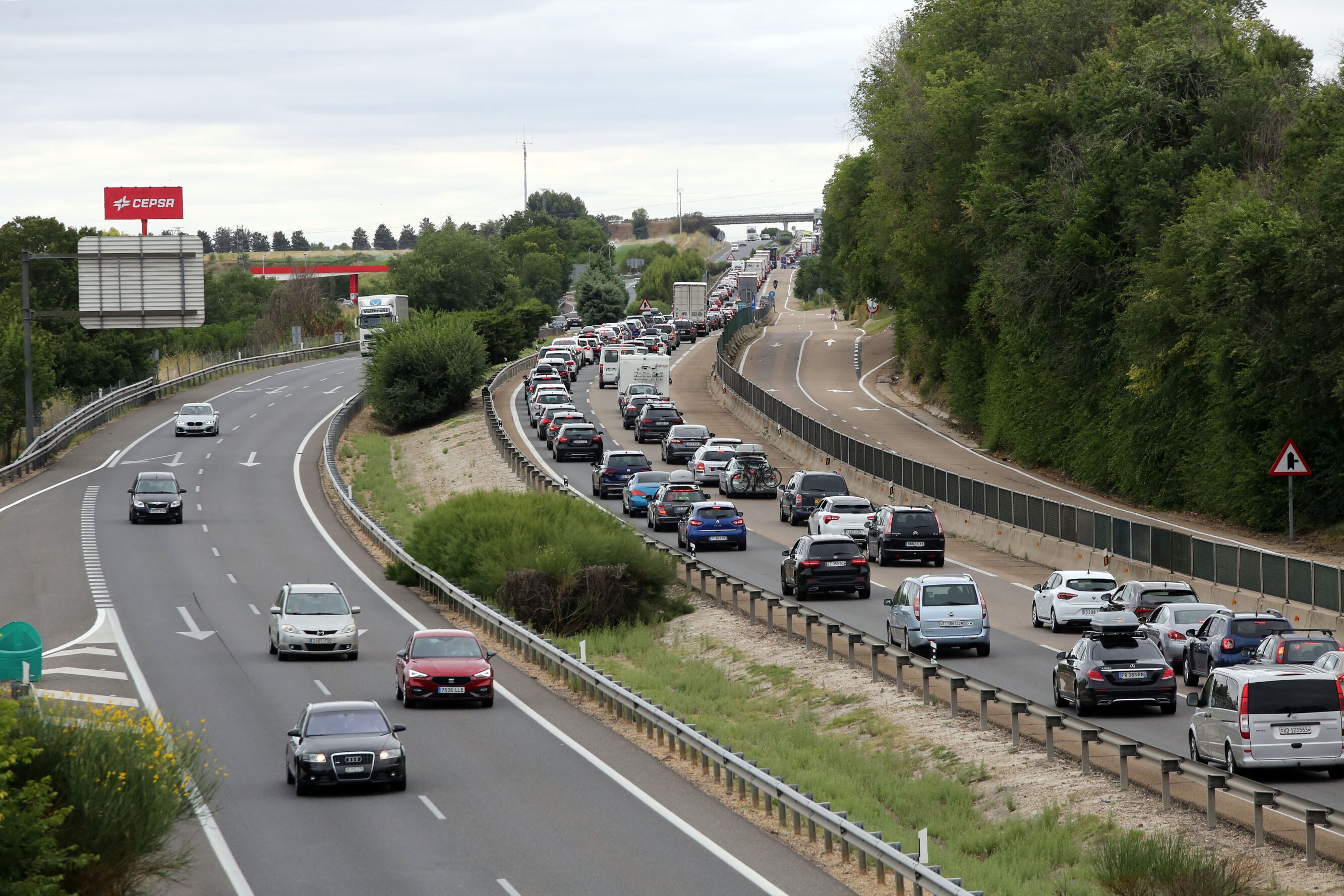Tráfico intenso en la A-62 y retenciones de más de 10 km, a la altura de la urbanización Panorama, en Valladolid