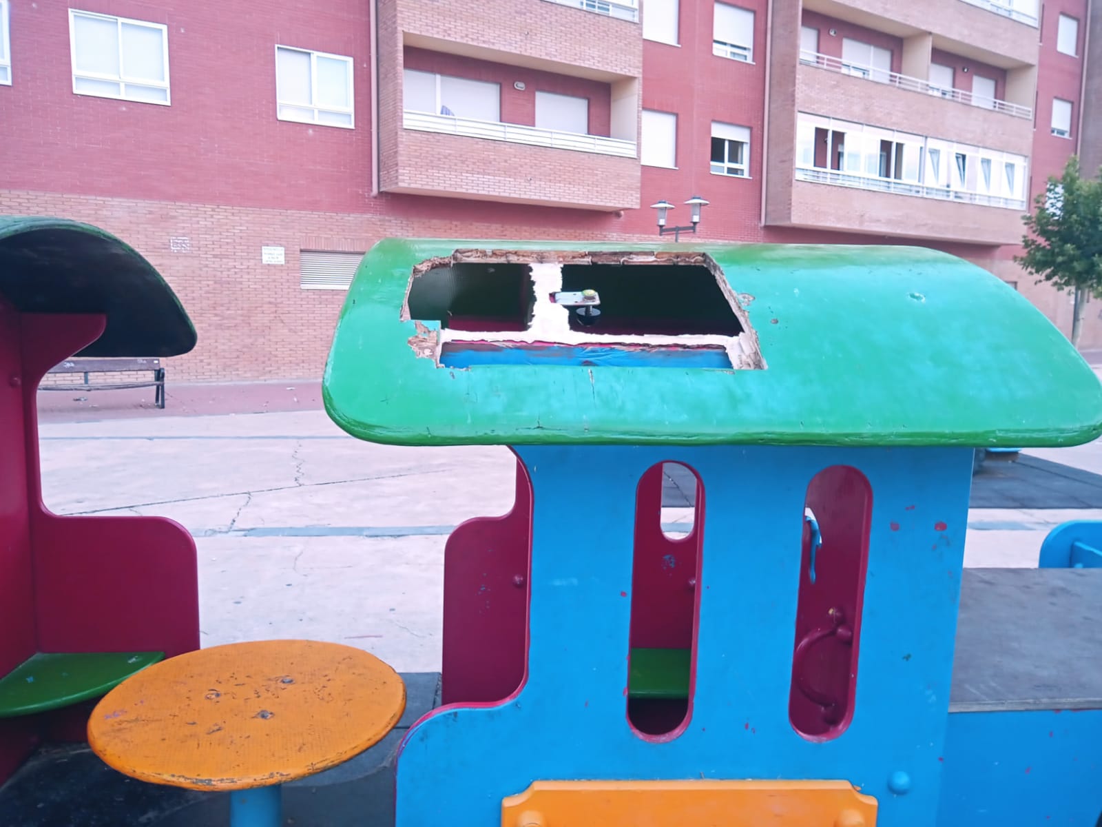 Imagen de archivo de elementos infantiles dañados en Aranda de Duero