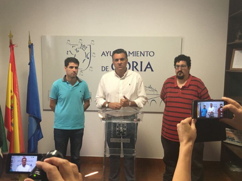 Los alcalde de Coria y Torrejoncillo junto a representantes del IESO Vía Dalmacia protestan ante el cierre del ciclo de FP de Desarrollo de Aplicaciones Web