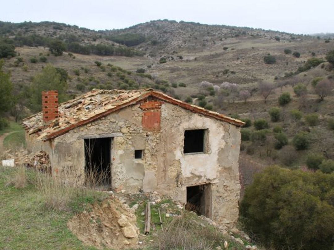 Una casa abandonada en medio del campo.