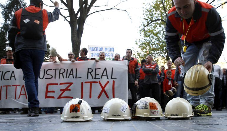 Protesta de los trabajadores de Arcelor Mittal Zumarraga, frente a la sede de la Diputación de Gipuzkoa. 