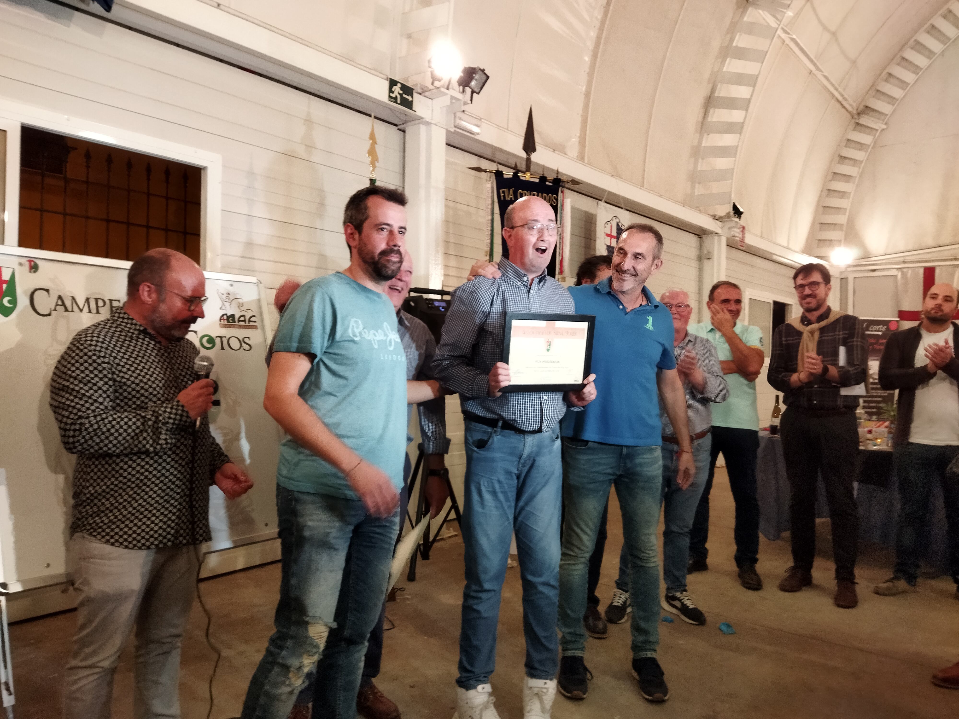 Dani Valls y Óscar Blanes, los campeones de la Filà Mudéjares, junto al alférez Alfonso Caerols tras recoger el diploma del primer puesto logrado en el torneo de cotos del Mig Any.