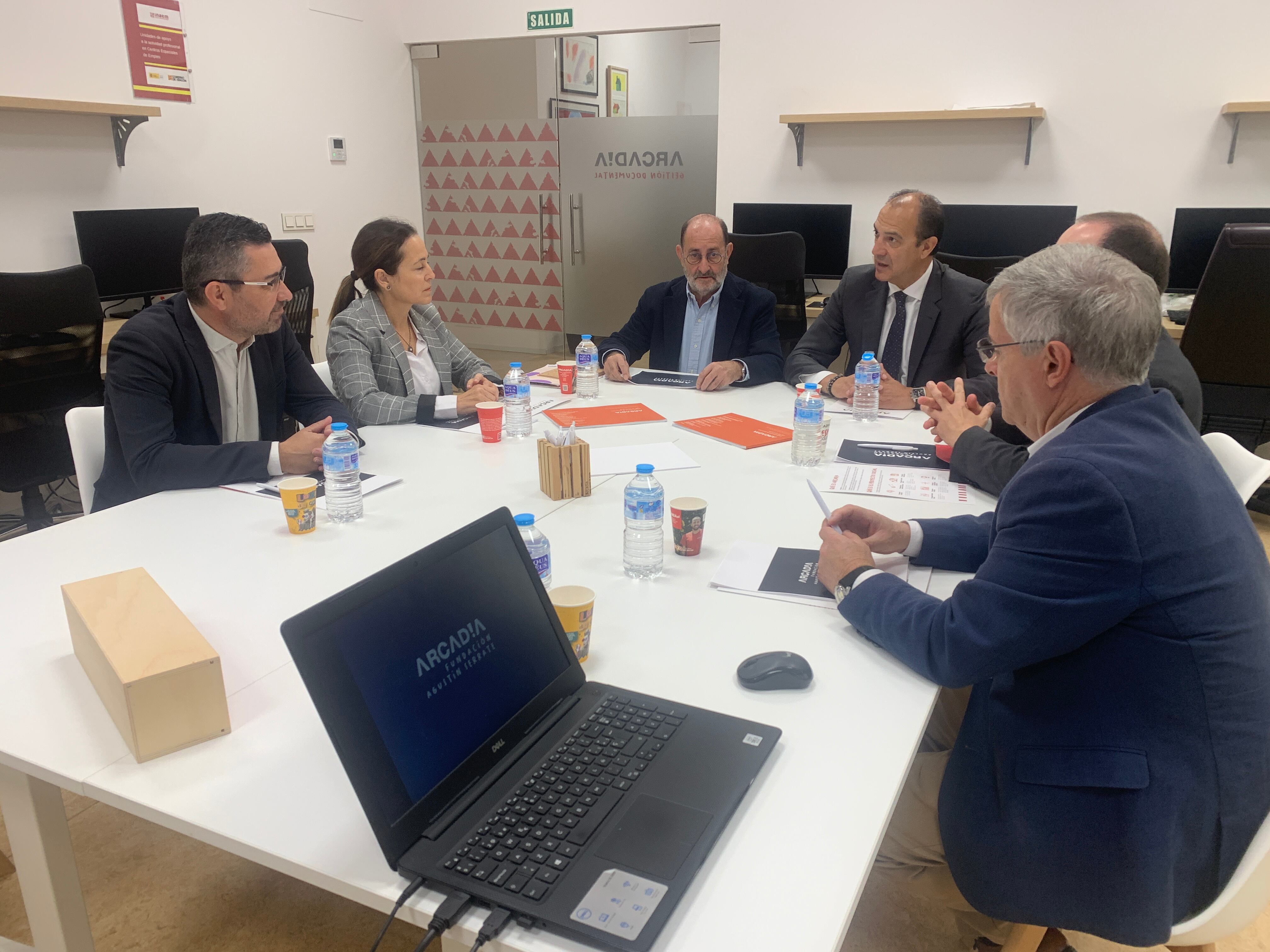 El consejero de Sanidad, José Luis Bancalero, junto con los representantes de Arcadia este lunes.
