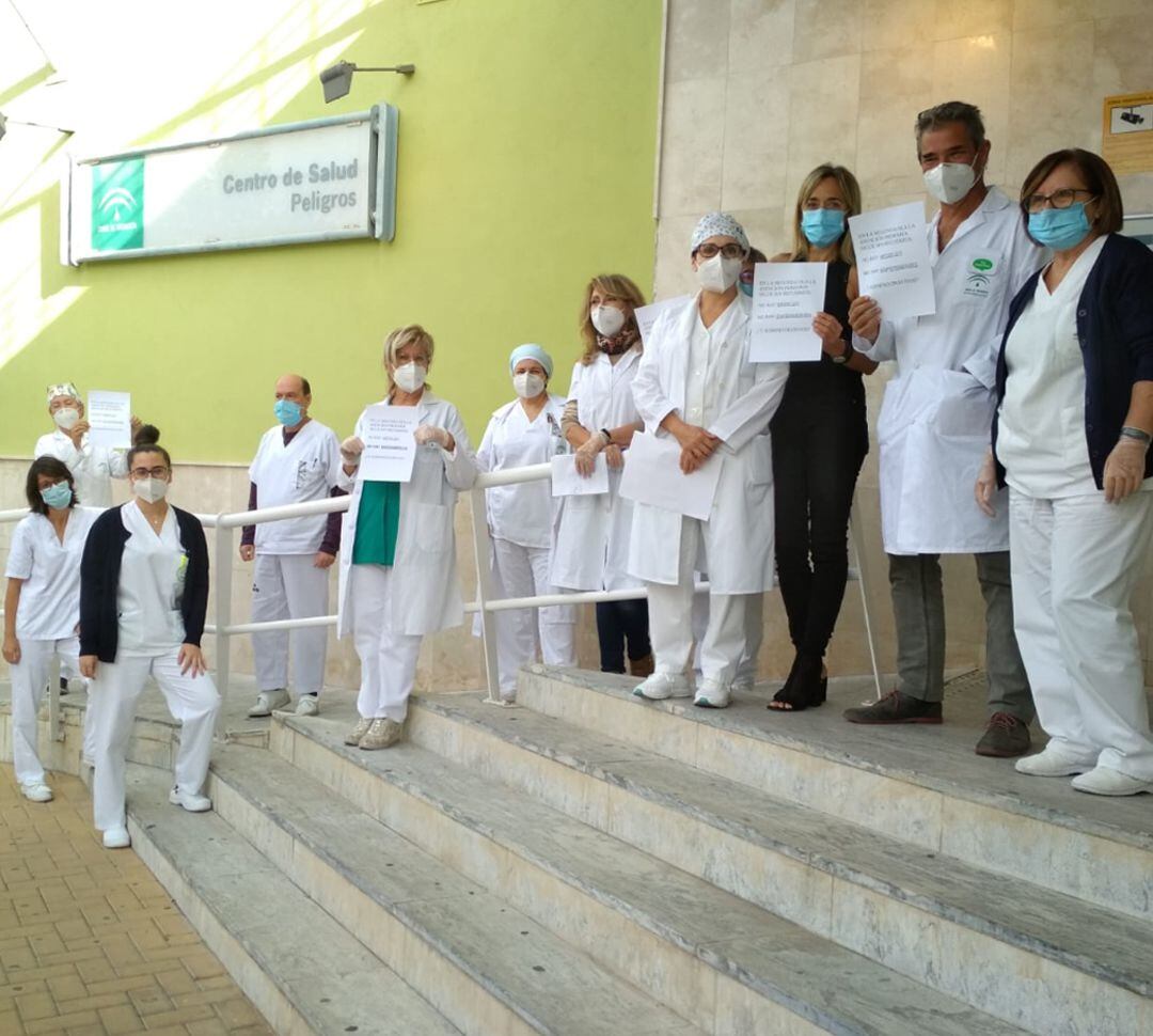 El personal sanitario del centro de salud de Peligros (Granada) pide más medios para poder atender a los pacientes. Denuncian la saturación de la atención primaria ante la covid-19