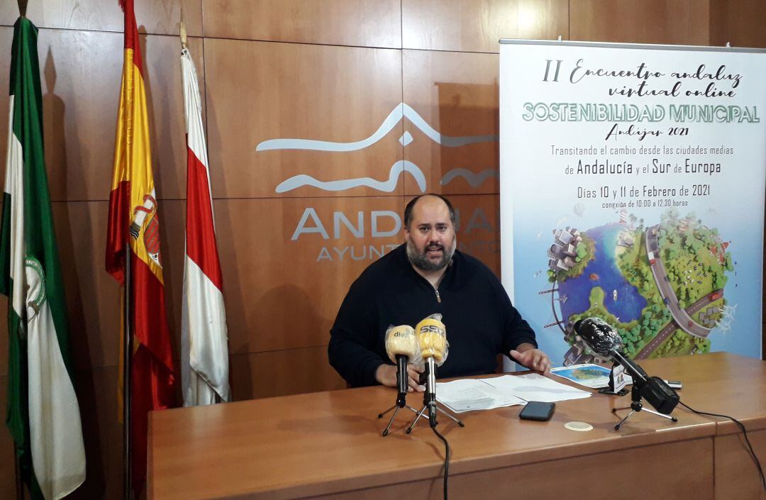 El concejal de Medioambiente y Desarrollo Sostenible, Juan Francisco Cazalilla presenta el II Encuentro Andaluz de Sostenibilidad Municipal.