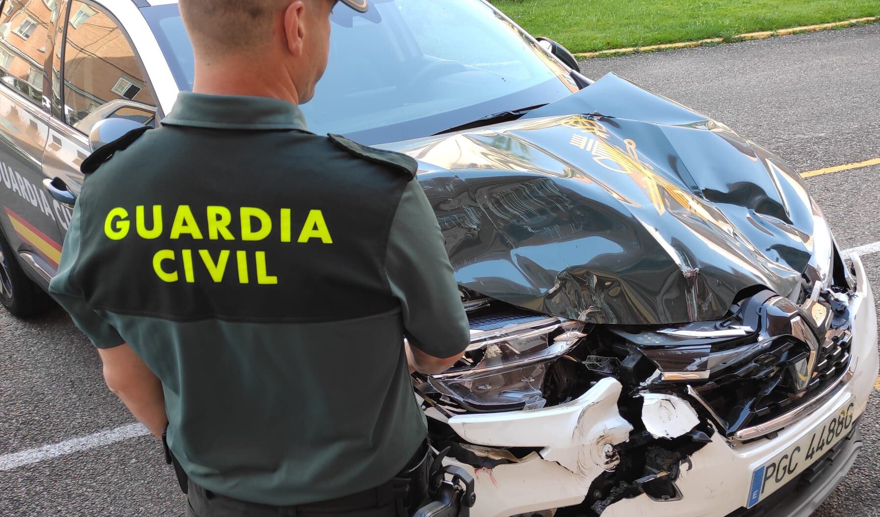 Imagen del estado en el que ha quedado la patrulla de la Guardia Civil arrollada por el tractorista