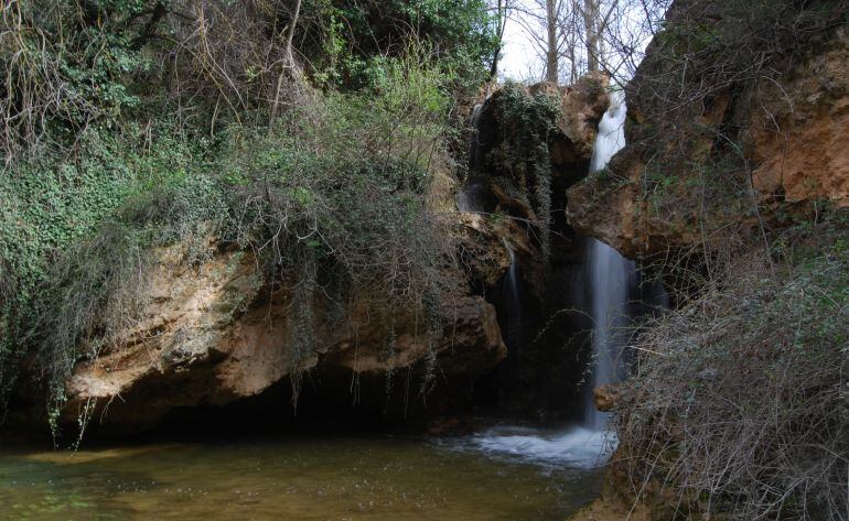 Cascada del molino en la hoz del Trabaque, en Albalate de las Nogueras.