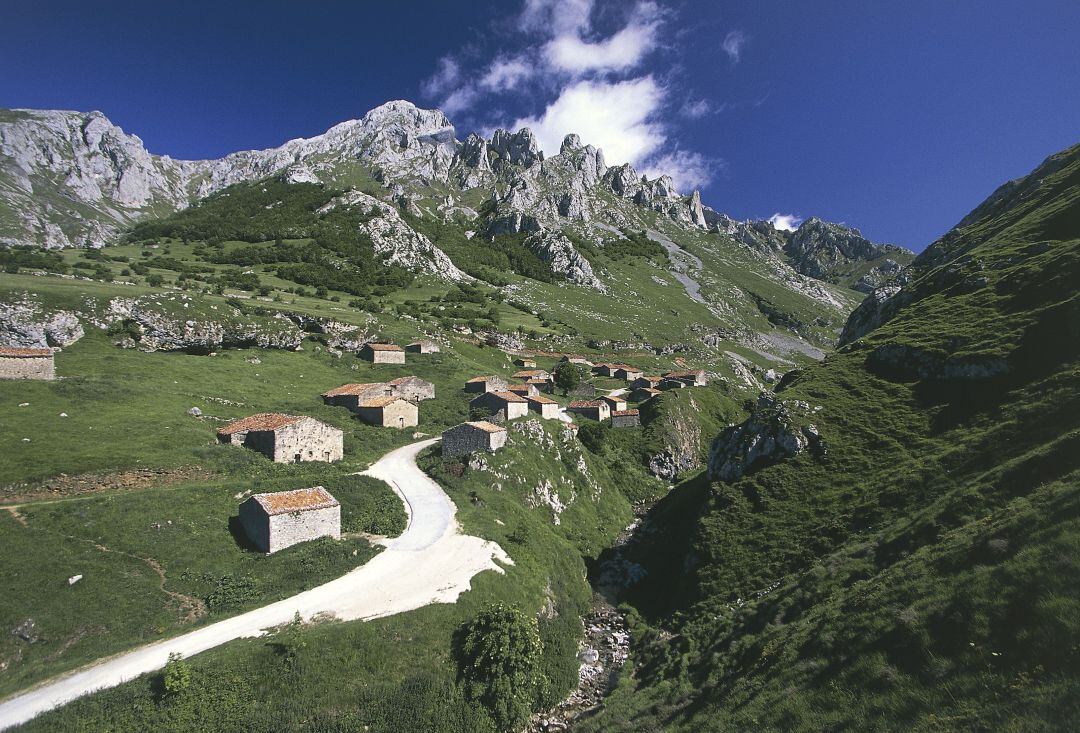 Localizados con vida los dos montañeros cántabros desaparecidos en una ruta en la parte asturiana de Picos.