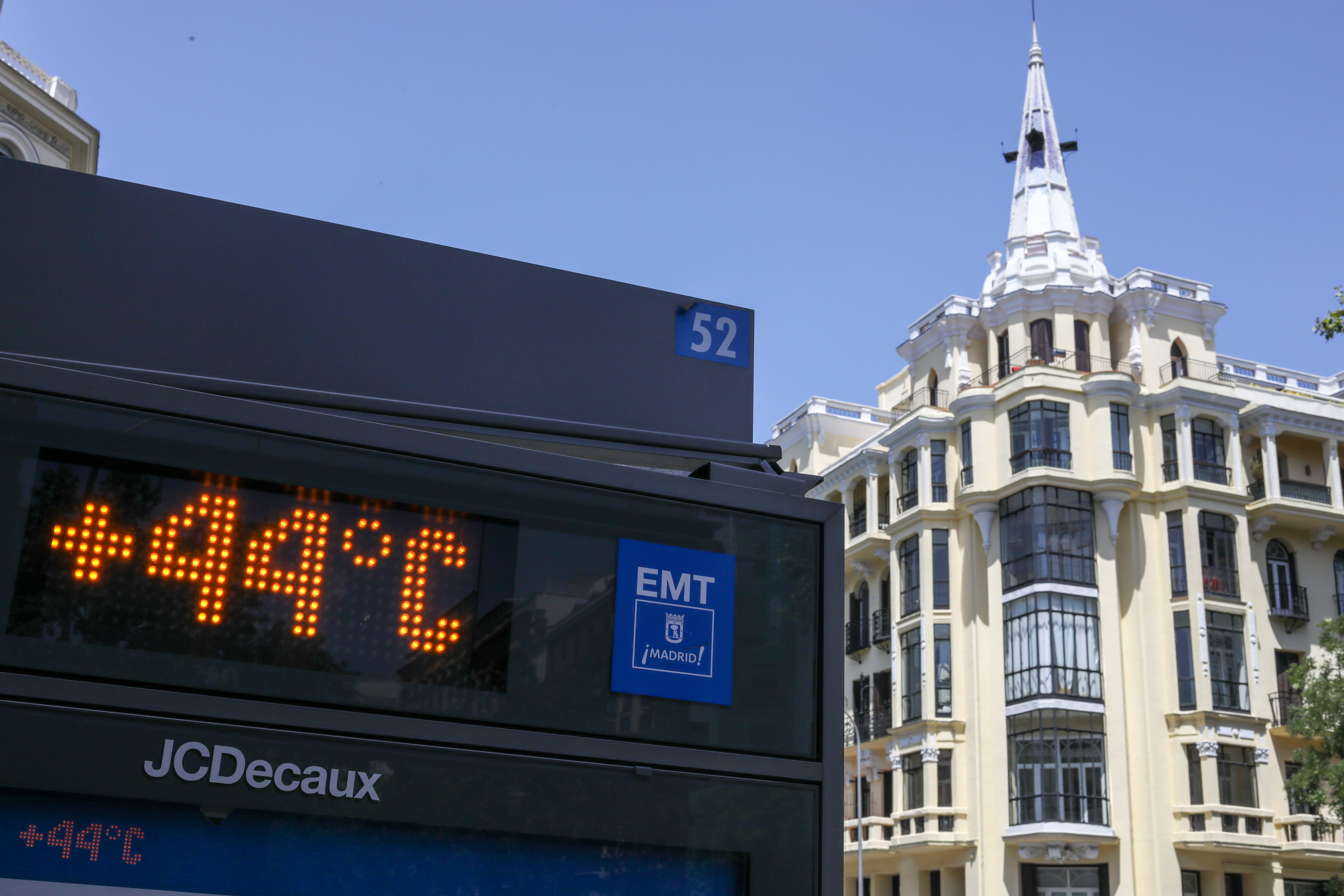 Un termómetro marca 44 grados en Madrid.