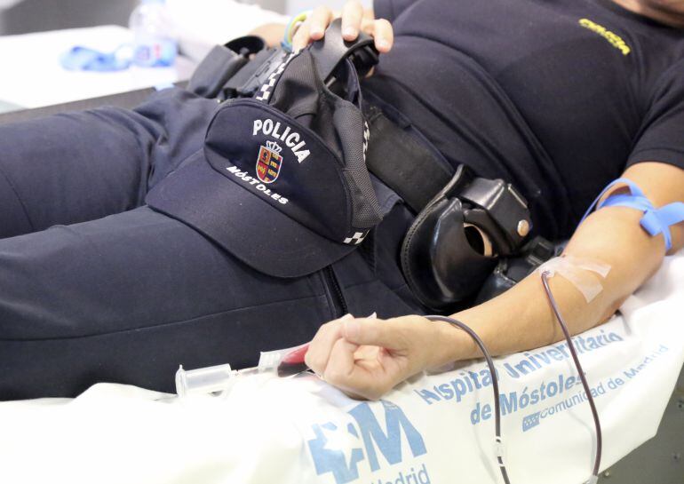 Un policía de Móstoles se une al maratón de donación de sangre