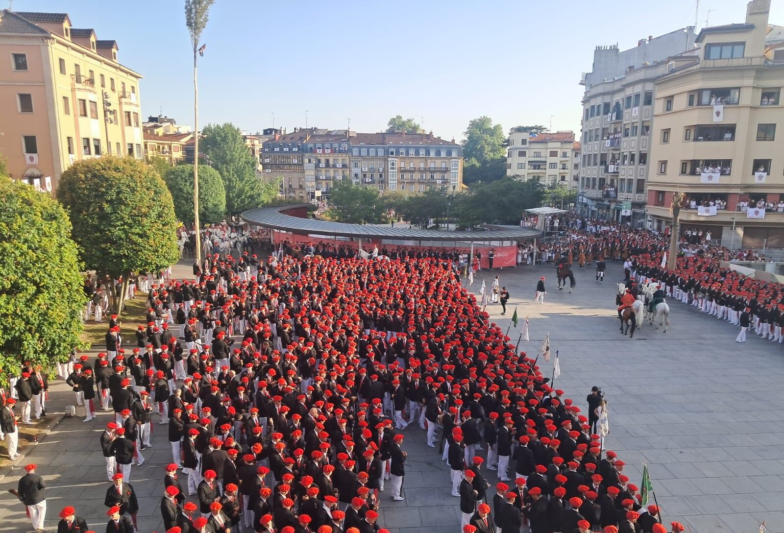 Vista desde el Ayuntamiento de Irun del Alarde Tradicional en la plaza San Juan.