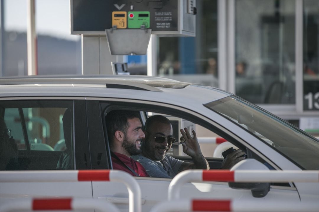 Conductores saludan tras pagar por última vez el peaje de la autopista