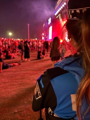 Una agente vigila la entrada al recinto del Picón