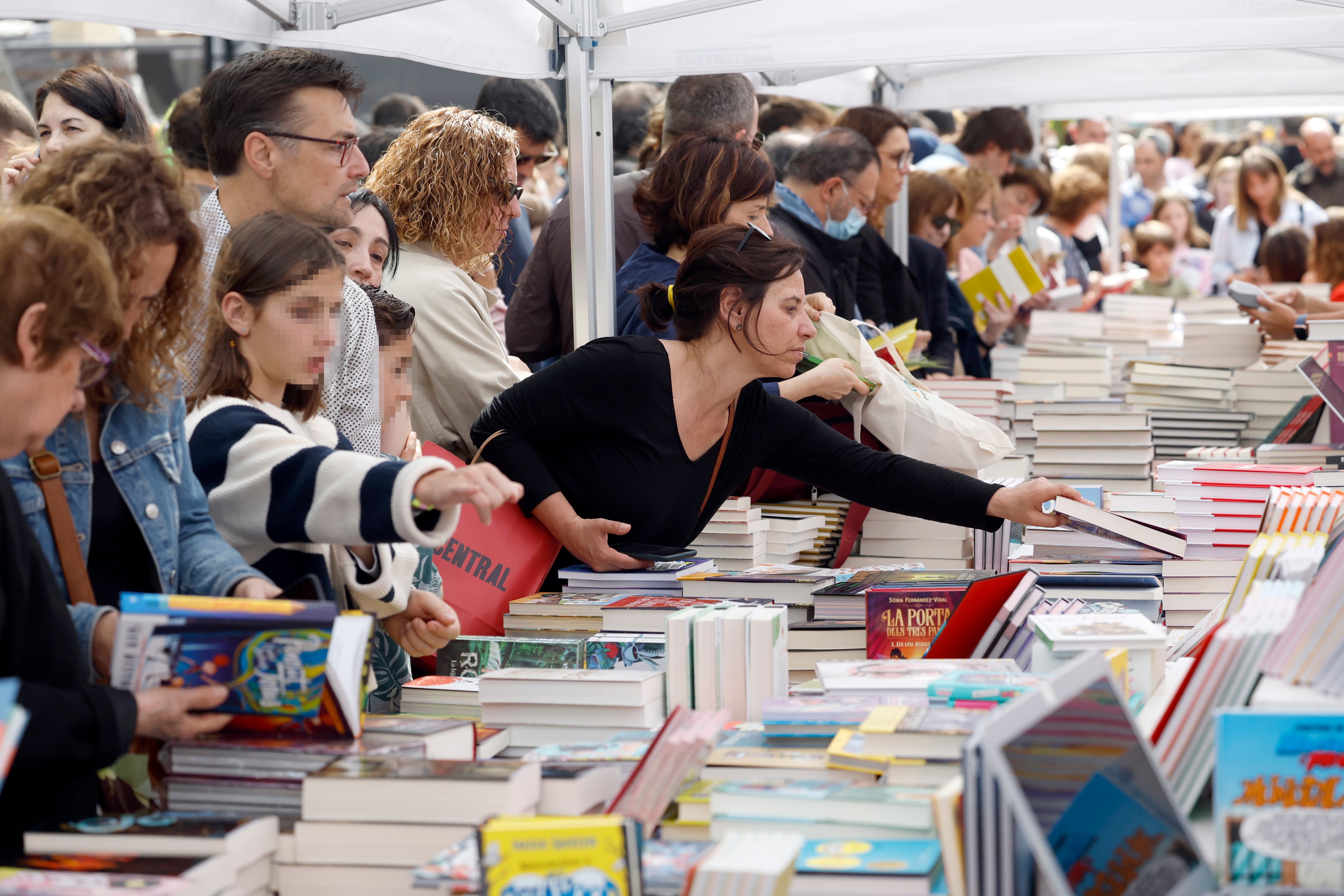 GRAFCAT9484. BARCELONA, 23/04/2023.- Una multitud ocupa desde primeras horas de la mañana la &quot;superilla literaria&quot; del centro de Barcelona, un espacio de unos 154.000 metros cuadrados, unos 22 campos de fútbol, en el que se concentra la mayor oferta editorial de la historia de Sant Jordi, además de los estands de rosas. EFE/Alberto Estévez
