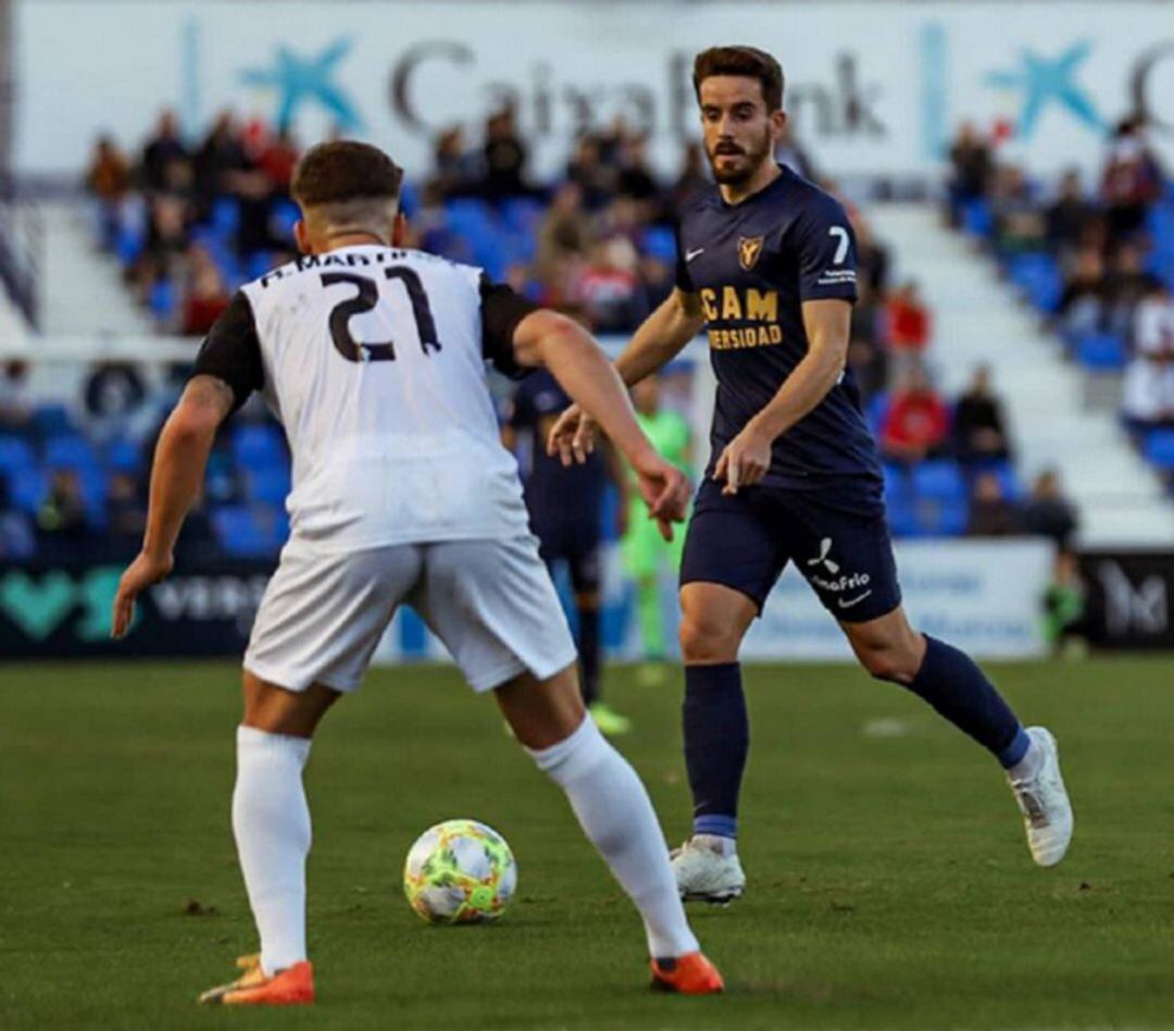 Rafa de Vicente conduciendo el balón